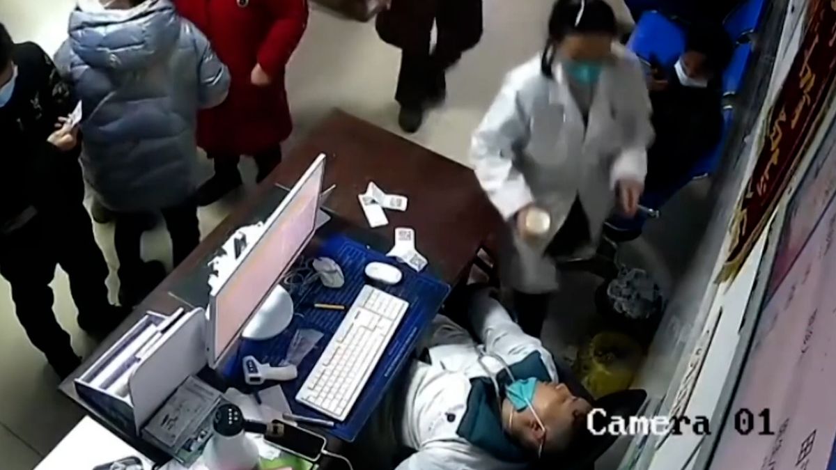 Číňany kosí koronavirus. Kamera zachytila, jak lékař v nemocnici zkolaboval při příjmu pacientů